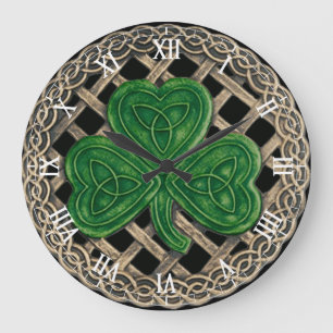 Shamrock noir et horloge de chiffres romains de