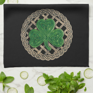 Shamrock noir sur la serviette de cuisine à noeuds