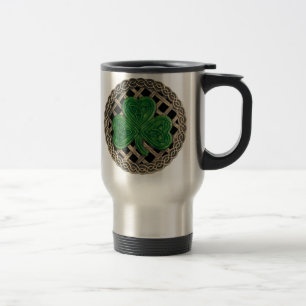Shamrock, trellis et noeuds celtiques sur la tasse