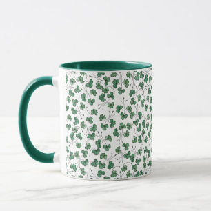 Shamrocks verts sur la tasse blanche de sonnerie