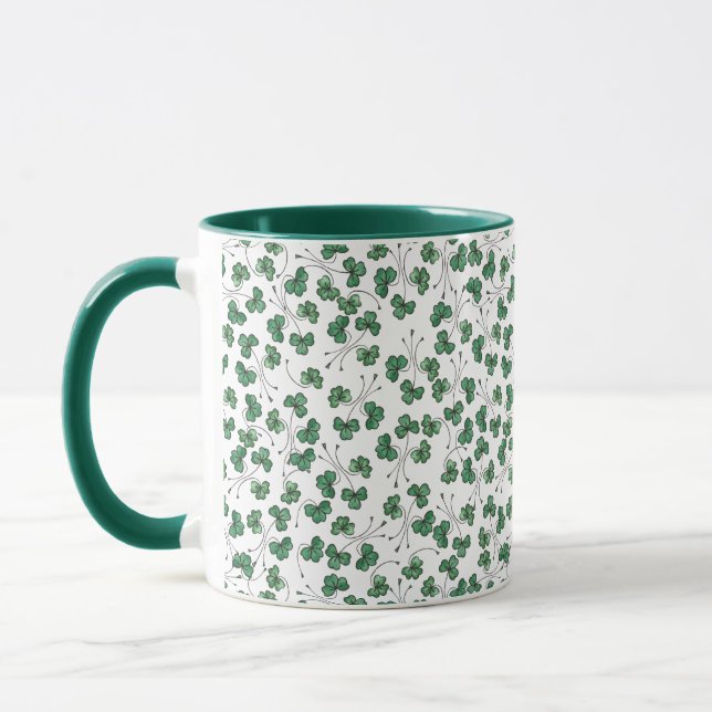Shamrocks verts sur la tasse blanche de sonnerie (Gauche)
