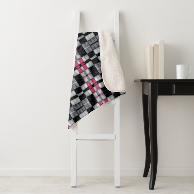 Sherpa Couverture à carreaux noir et rose (En situation)