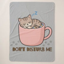 Jolie couverture avec un chaton endormi dans une t