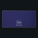 Signature Monogramme manuscrit Script BLANC BLANC<br><div class="desc">Élégant tapis de bureau monogramme personnalisé moderne avec une typographie de signature minimaliste moderne jumelée avec police sans-serif dans un arrière - plan BLANC SUR MARQUE BLEUE minimal. Faites-le le vôtre en ajoutant votre propre nom de monogramme pour créer un design aussi unique que vous êtes. Le cadeau parfait pour...</div>