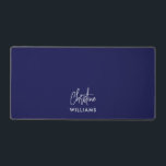 Signature Monogramme manuscrit Script BLANC BLANC<br><div class="desc">Élégant tapis de bureau monogramme personnalisé moderne avec une typographie de signature minimaliste moderne jumelée avec police sans-serif dans un arrière - plan BLANC SUR MARQUE BLEUE minimal. Faites-le le vôtre en ajoutant votre propre nom de monogramme pour créer un design aussi unique que vous êtes. Le cadeau parfait pour...</div>