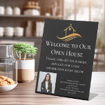 Signe De Table Accueil de l'entreprise immobilière personnalisée<br><div class="desc">Ce panneau de piédestal noir chic Open House est fait sur mesure avec le logo de votre entreprise immobilière, la photo de l'agent et les coordonnées de l'agent. Impressionnez les clients qui achètent une nouvelle maison avec ce panneau d'accueil moderne. Conservez l'image de la maison d'or ou remplacez-la par votre...</div>