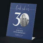 Signe De Table Affiche de bienvenue Blue 30th Birthday | Regardez<br><div class="desc">Bienvenue aux invités à votre fête du 30e anniversaire avec ce magnifique panneau de bienvenue modifiable. Doté d'une mise en page élégante et personnalisable, ce modèle vous permet d'ajouter facilement votre propre photo et de personnaliser le texte, ce qui en fait un complément parfait à votre décor de 30ème anniversaire....</div>