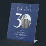 Signe De Table Affiche de bienvenue Blue 30th Birthday | Regardez<br><div class="desc">Bienvenue aux invités à votre fête du 30e anniversaire avec ce magnifique panneau de bienvenue modifiable. Doté d'une mise en page élégante et personnalisable, ce modèle vous permet d'ajouter facilement votre propre photo et de personnaliser le texte, ce qui en fait un complément parfait à votre décor de 30ème anniversaire....</div>