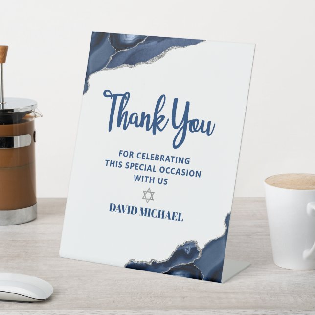 Signe De Table Bar Mitzvah Marine Blue Agate Script moderne minim (In SItu)