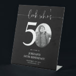 Signe De Table Black 50th Birthday Affiche de bienvenue | Regarde<br><div class="desc">Bienvenue aux invités à votre 50e anniversaire avec ce magnifique panneau de bienvenue modifiable. Doté d'une mise en page élégante et personnalisable, ce modèle vous permet d'ajouter facilement votre propre photo et de personnaliser le texte, ce qui en fait un complément parfait à votre décor de 50ème anniversaire. Idéal pour...</div>