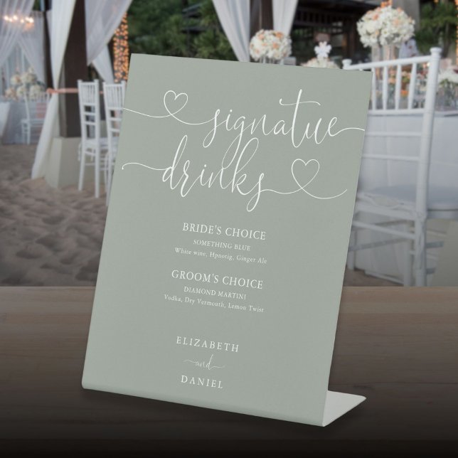 Signe De Table Boissons de signature de mariage à l'écriture de c (Sage Green Heart Script Wedding Signature Drinks Pedestal Sign)