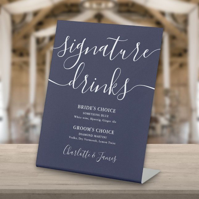 Signe De Table Boissons de signature de mariage à l'écriture mode (Navy Blue Modern Script Wedding Signature Drinks Pedestal Sign)