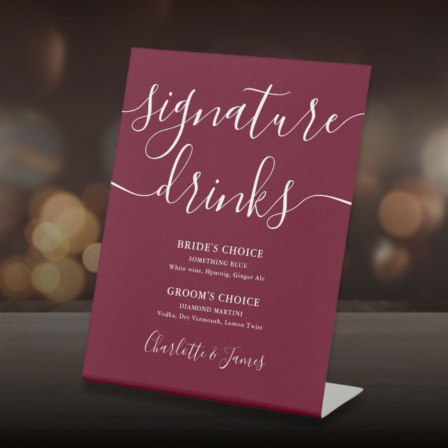 Signe De Table Boissons de signature de mariage de script moderne (Burgundy Modern Script Wedding Signature Drinks Pedestal Sign)