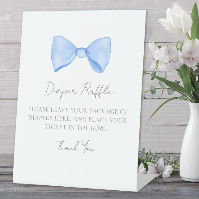 Signe De Table Carte de fermeture du Baby shower de la chaudière  (Blue Bow Baby Shower Diaper Raffle Enclosure Card Pedestal Sign)
