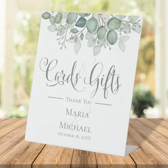 Signe De Table Carte de mariage et cadeaux Eucalyptus Signal pers (Cards and gifts wedding sign with eucalyptus greenery.)