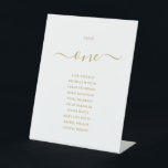 Signe De Table Carte de siège du numéro de table de script Gold C<br><div class="desc">Ces élégantes affiches en or et en blanc signent le numéro de table des sièges des tableaux sont parfaites pour toutes les célébrations. Conçu par Thisisnotme©</div>