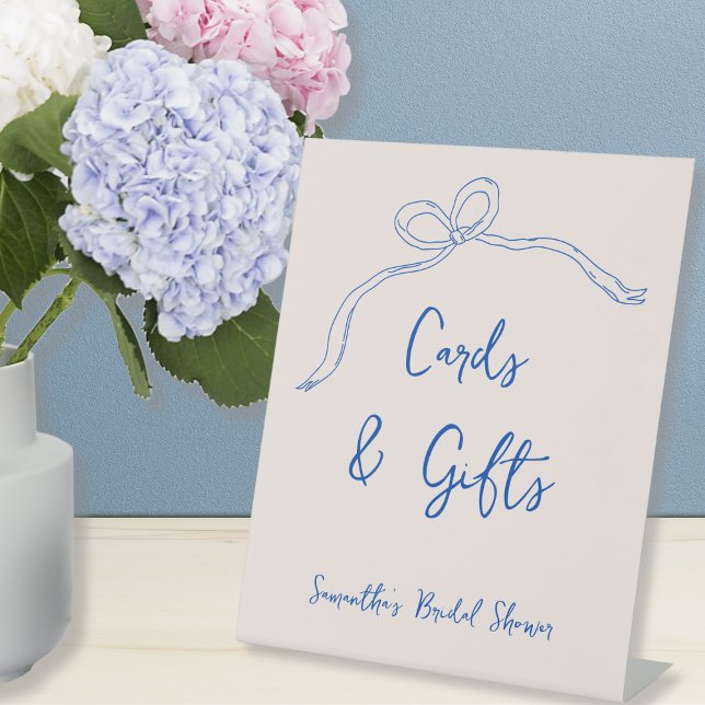 Signe De Table Cartes & Cadeaux Bleu Bow Fête des mariées tirée m (Cards & Gifts Blue Bow Hand Drawn Bridal Shower Pedestal Sign)