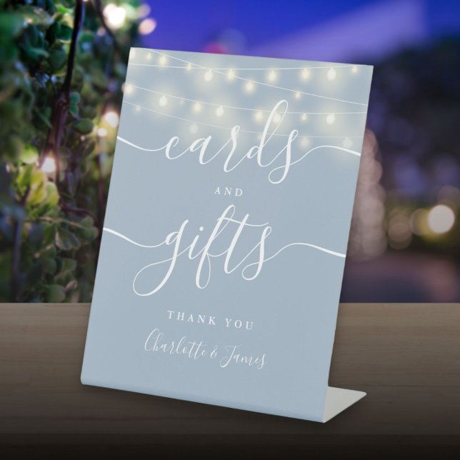 Signe De Table Cartes Et Cadeaux À Chaîne Bleu Dustère (String Lights Dusty Blue Script Cards And Gifts Pedestal Sign)
