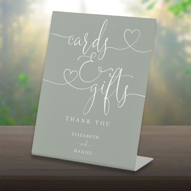 Signe De Table Cartes Et Cadeaux Coeur Vert Sage (Sage Green Heart Script Cards And Gifts Pedestal Sign)