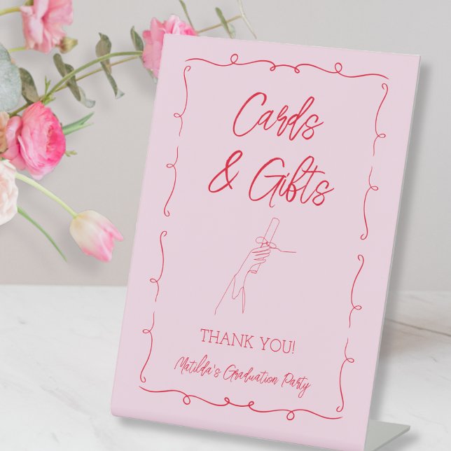 Signe De Table Cartes et cadeaux de graduation rose et rouge dess (Hand Drawn Pink & Red Graduation Cards & Gifts Pedestal Sign)