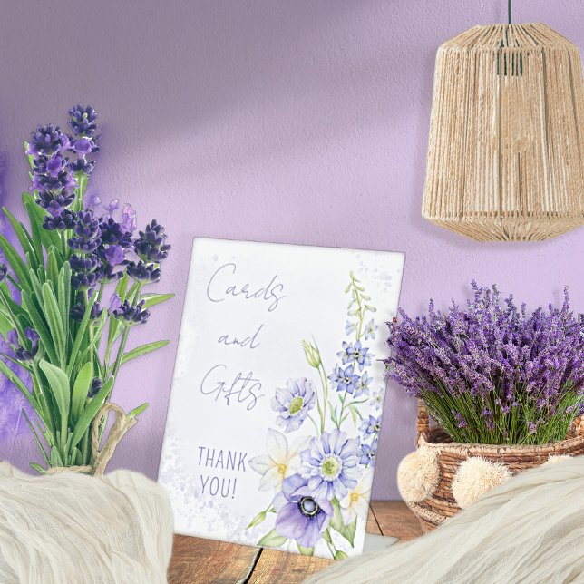 Signe De Table Cartes et cadeaux de lavande Boho Wildflower (A Little Wildflower Is On The Way Lavender Floral Baby Shower Cards and Gifts Pedestal Tabletop Sign)