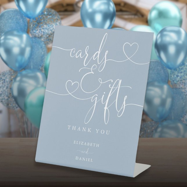 Signe De Table Cartes et cadeaux de script de coeur bleu poussiér (Dusty Blue Heart Script Cards And Gifts Pedestal Sign)
