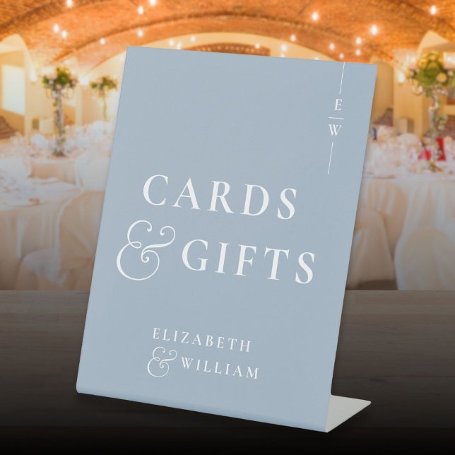 Signe De Table Cartes Et Cadeaux Monogrammes Bleus Dusty (Dusty Blue Monogram Cards And Gifts Pedestal Sign)