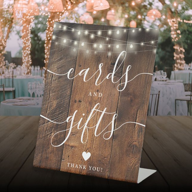 Signe De Table Cartes Et Cadeaux Rustiques En Bois (String Lights Rustic Wood Script Cards And Gifts Pedestal Sign)