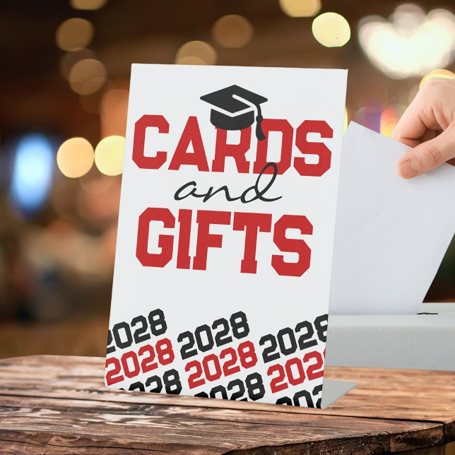 Signe De Table Cartes rouges et noires et cadeaux Tableau de grad (Graduation Cards & Gits Table Pedestal Sign in Red and Black on White)