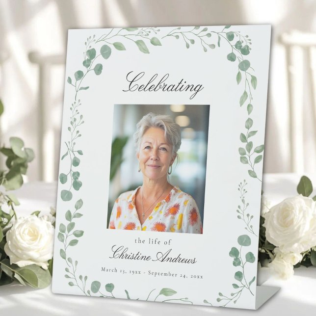 Signe De Table "Célébrer la vie de" Photo Funeral Memorial ("Celebrating Life of" Photo Eucalyptus Design Funeral Memorial White Pedestal Sign)