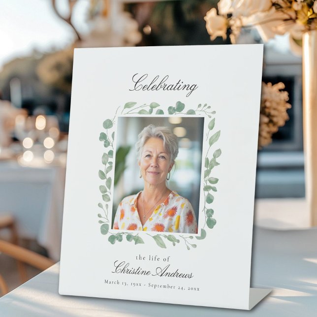 Signe De Table "Célébrer la vie de" Photo Funeral Memorial ("Celebrating Life of" Photo Eucalyptus Design Funeral Memorial White Pedestal Sign)