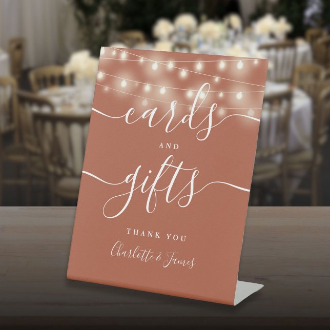 Signe De Table Chaîne Lights Cartes De Script Et Cadeaux En Terra (String Lights Terracotta Script Cards And Gifts Pedestal Sign)