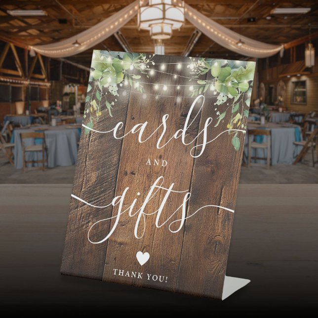 Signe De Table Chaîne Rustique En Bois Éclairage Cartes Et Cadeau (Rustic Wood String Lights Greenery Cards And Gifts Pedestal Sign)