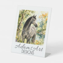 Cheval gris pommelé élégant au bord d'un ruisseau 