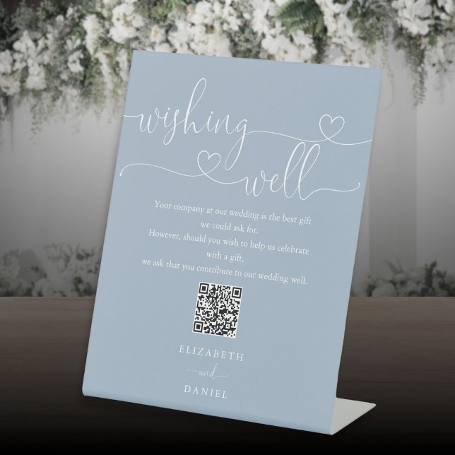 Signe De Table Code QR du puits de souhaits à cœur en écriture po (Dusty Blue Heart Script Wishing Well QR Code Pedestal Sign)
