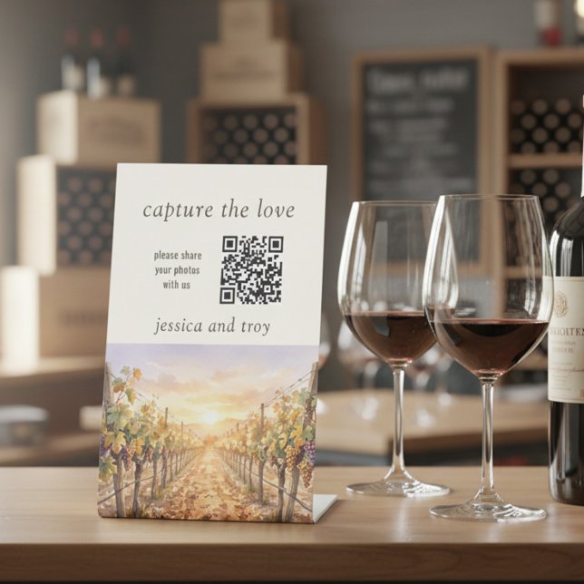 Signe De Table Coucher de soleil Vignoble Code QR Capturer l'amou (Sign with qr code for photo sharing from the Sunset Vineyard wedding collection by Darling & May)