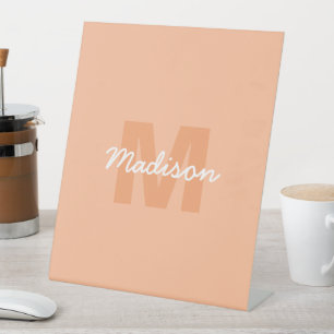 Signe De Table Couleur pêche pastel cool avec nom de monogramme p