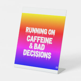 Signe De Table Courir sur la caféine et les mauvaises décisions C