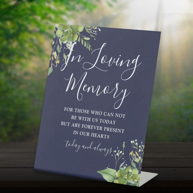 Signe De Table Dans Love Mémoire Verdure Marine Mariage bleu (In Loving Memory Greenery Navy Blue Wedding Pedestal Sign)
