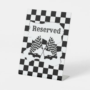 Signe De Table Drapeau Checker et voitures de course réservées