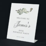Signe De Table Elégant Golf 80th Birthday Party Welcome<br><div class="desc">Bienvenue à vos invités avec cet élégant panneau de guéridon en table. Le sommet de est décoré d'accessoires de golf - un club de golf, balle de golf, casquette et gants. L'aquarelle crée une esthétique traditionnelle et classique. Parfait pour un bain d'anniversaire au club ou un jardin barbecue. Tout le...</div>