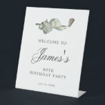 Signe De Table Elégant Golf 80th Birthday Party Welcome<br><div class="desc">Bienvenue à vos invités avec cet élégant panneau de guéridon en table. Le sommet de est décoré d'accessoires de golf - un club de golf, balle de golf, casquette et gants. L'aquarelle crée une esthétique traditionnelle et classique. Parfait pour un bain d'anniversaire au club ou un jardin barbecue. Tout le...</div>