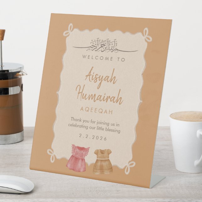 Signe De Table Elegant Pink Baby Clothes Aqeeqah Welcome Sign (In SItu)