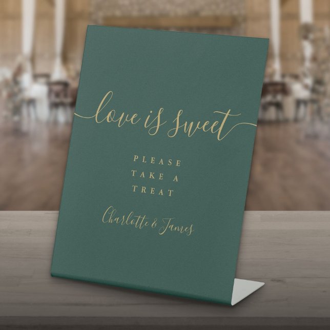 Signe De Table Émeraude Vert Et Or Script L'amour Est Un Faveur D (Emerald Green And Gold Script Love Is Sweet Favor Pedestal Sign)