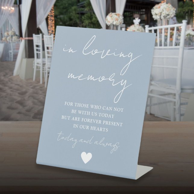Signe De Table En Mémoire Amoureuse Élégant Script Dusty Blue (In Loving Memory Elegant Script Dusty Blue Pedestal Sign)