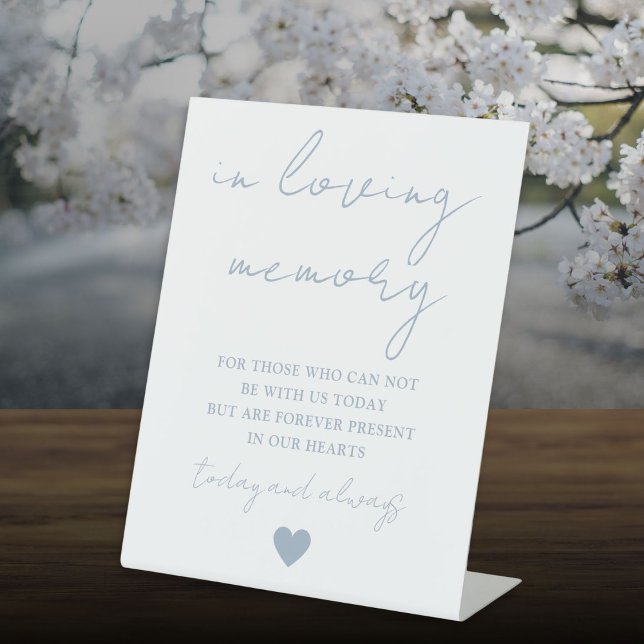Signe De Table En Mémoire Écriture Élégante Bleu Poussiéreux  (In Loving Memory Elegant Script Dusty Blue Pedestal Sign)