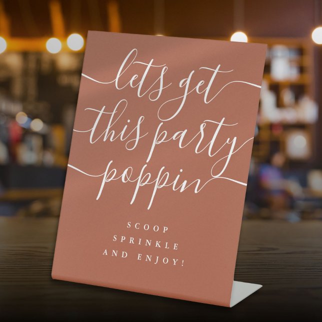 Signe De Table Faites éclater cette fête Bar à popcorn Terracotta (Get This Party Poppin Popcorn Bar Terracotta Pedestal Sign)