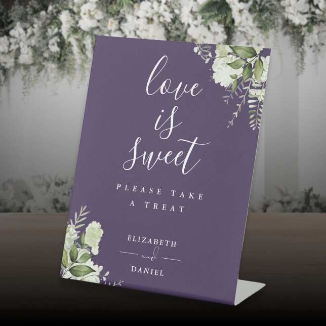 Signe De Table Faveur de verdure florale violette Amour est doux (Purple Floral Greenery Love Is Sweet Favor Pedestal Sign)