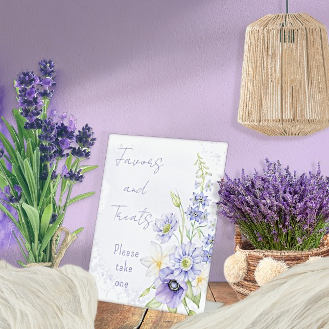 Signe De Table Faveurs et friandises de lavande Boho Wildflower (Little Wildflower Is On The Way Lavender Floral Baby Shower Favors and Treats Tabletop Pedestal Sign)