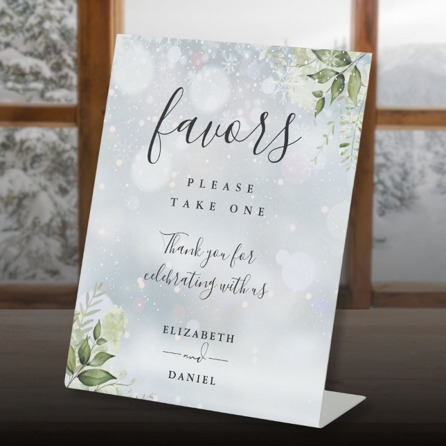 Signe De Table Favoris de script moderne de verdure florale d'hiv (Winter Floral Greenery Modern Script Favors Pedestal Sign)